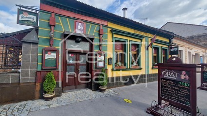 Pronájem luxusní zavedené restaurace v centru Pardubic o ploše 350 m2, 6 parkovacích míst, terasa - Fotka 1
