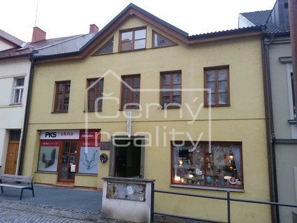 Prodej komerčního objektu - nájemního domu v centru Chrudimi, 3 byty (210 m2),  3 nebyty (140 m2) - Fotka 4