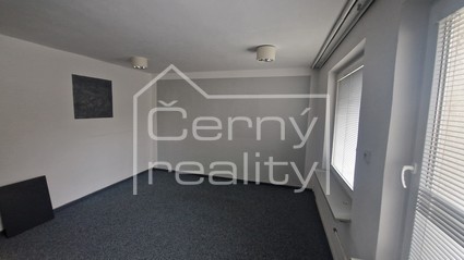 Pronájem lukrativních obchodních prostor (82m2) na Palackého třídě v Pardubicích - Fotka 12