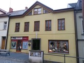 Prodej komerčního objektu - nájemního domu v centru Chrudimi, 3 byty (210 m2),  3 nebyty (140 m2)