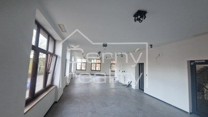 Pronájem luxusních nebytových prostor (120 m2) s bytem 2+kk (45 m2) v Hronově, 1.patro - Fotka 10